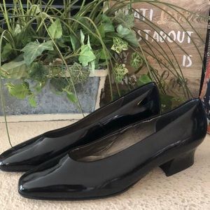 Caressa black patent shoes vintage narrow women’s size 9